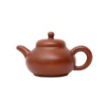 A CHINESE YIXING ZISHA TEAPOT AND COVER 宜興紫砂茶壺連蓋