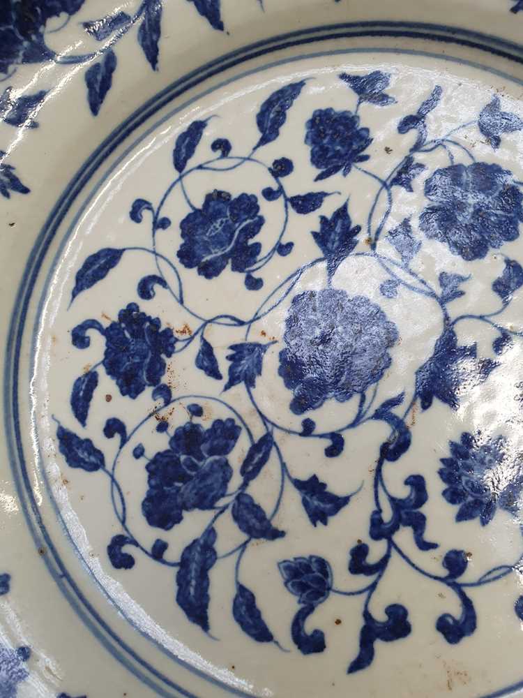 A CHINESE BLUE AND WHITE 'FLOWERS' DISH 清十九世紀 青花繪花卉圖紋碟連木座 - Image 3 of 12