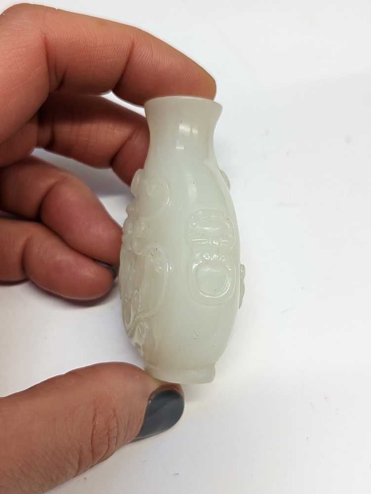 λ A CHINESE PEKING GLASS 'CHILONG' SNUFF BOTTLE 二十世紀 套料螭龍紋鼻煙壺 - Image 3 of 11