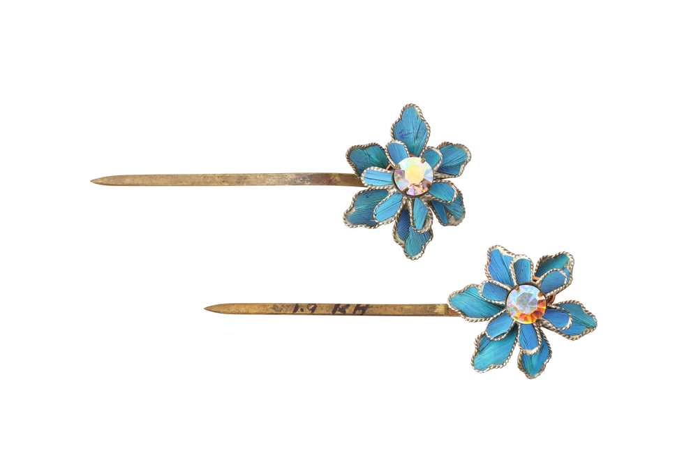 λ TWO CHINESE GILT-METAL AND KINGFISHER-FEATHER 'FLOWER' PINS 約1970年代 點翠花形髮夾一組兩件