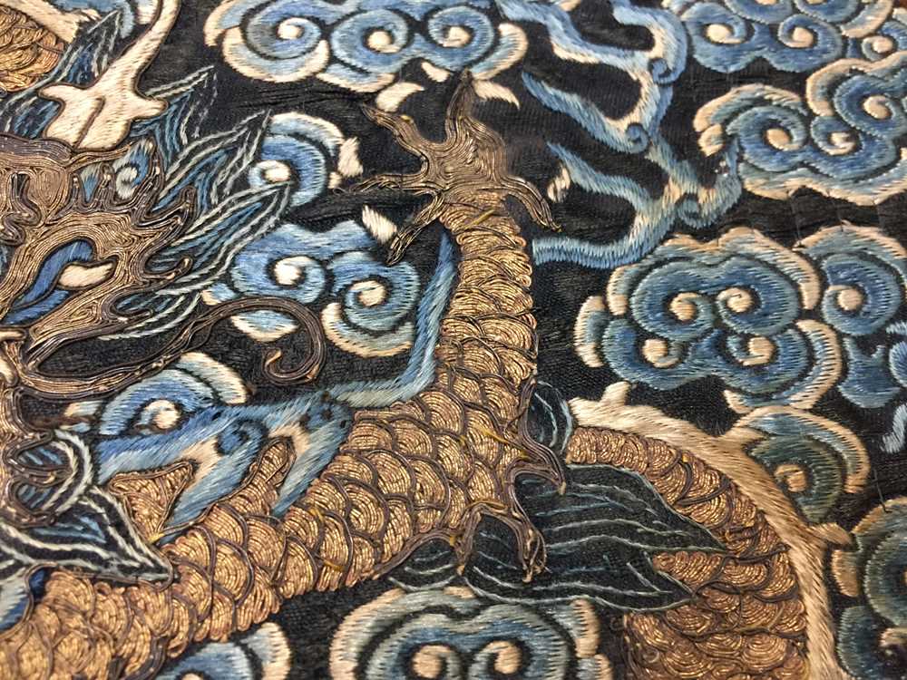 A CHINESE SILK EMBROIDERED MIDNIGHT-BLUE 'DRAGON' ROUNDEL, BUZI 清咸豐 絲繡龍紋補子 - Image 14 of 16