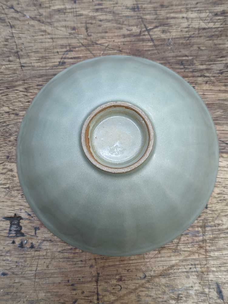 A CHINESE LONGQUAN CELADON 'LOTUS PETAL' BOWL 南宋或元 龍泉青釉蓮瓣盌 - Image 8 of 9