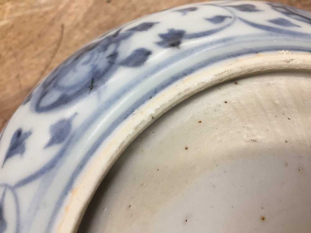 TWO CHINESE BLUE AND WHITE DISHES 明 青花花卉紋盤兩件 - Image 13 of 13