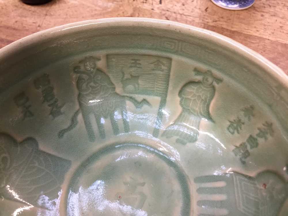 A CHINESE LONGQUAN CELADON 'FIGURATIVE' BOWL 明 龍泉青釉人物盌 - Image 4 of 12