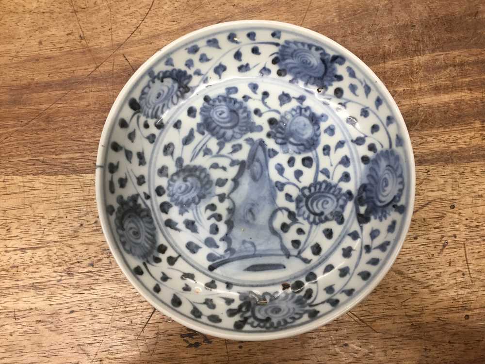 TWO CHINESE BLUE AND WHITE DISHES 明 青花花卉紋盤兩件 - Image 7 of 13