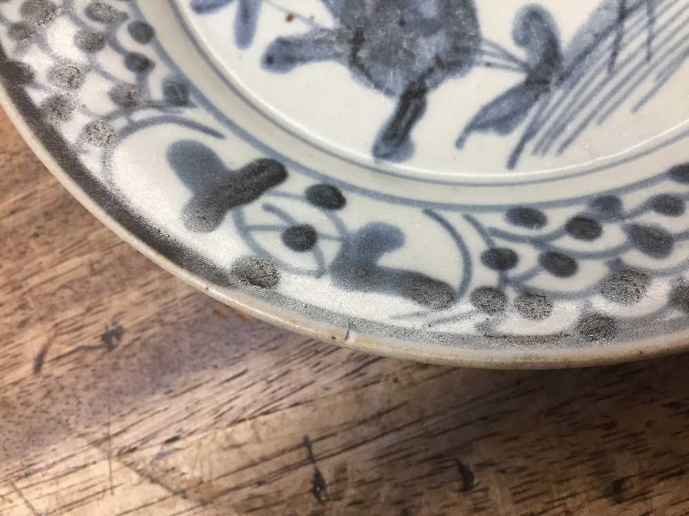 TWO CHINESE BLUE AND WHITE DISHES 明 青花花卉紋盤兩件 - Image 5 of 13