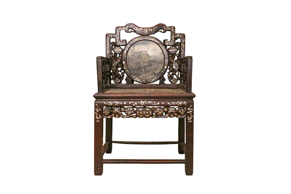 λ A CHINESE HARDWOOD, MOTHER-OF-PEARL AND MARBLE-INSET OPEN ARMCHAIR 十九或二十世紀 木螺鈿嵌石面扶手椅