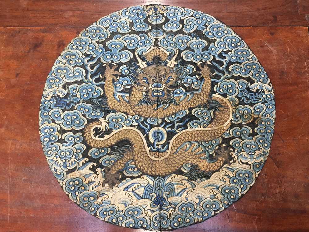 A CHINESE SILK EMBROIDERED MIDNIGHT-BLUE 'DRAGON' ROUNDEL, BUZI 清咸豐 絲繡龍紋補子 - Image 2 of 16