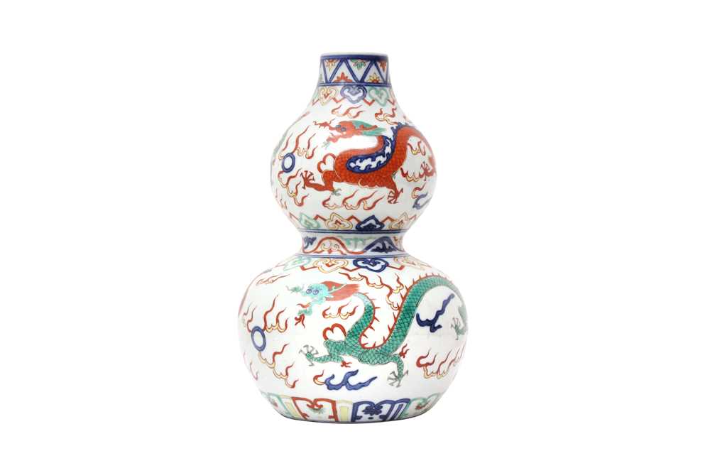 A CHINESE WUCAI 'DRAGON' DOUBLE-GOURD VASE 五彩龍紋葫蘆瓶