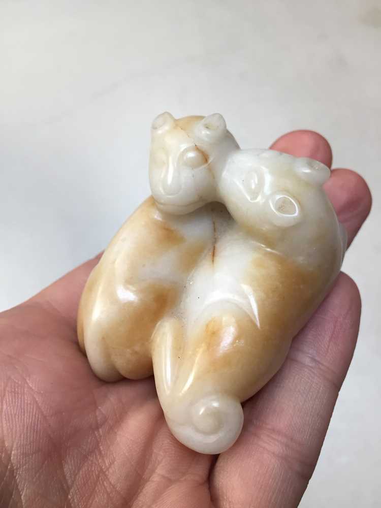 A CHINESE CREAM JADE 'CATS' CARVING 清 白玉雕貓 - Image 5 of 10