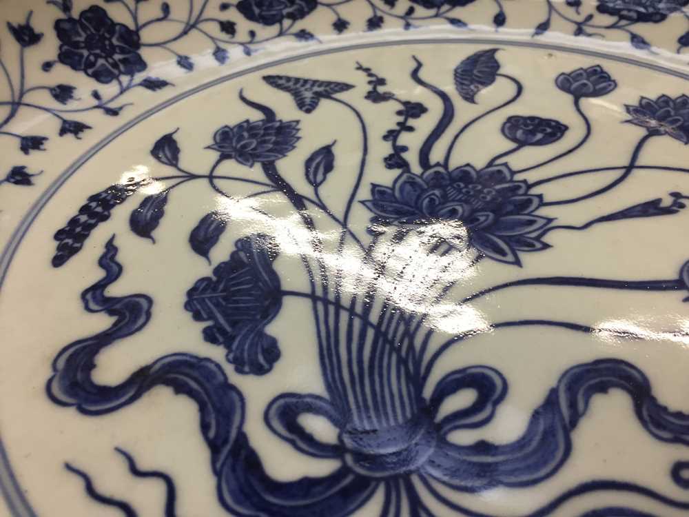 A CHINESE BLUE AND WHITE MING-STYLE 'LOTUS BOUQUET' CHARGER 青花一把蓮紋大盤 - Image 4 of 17