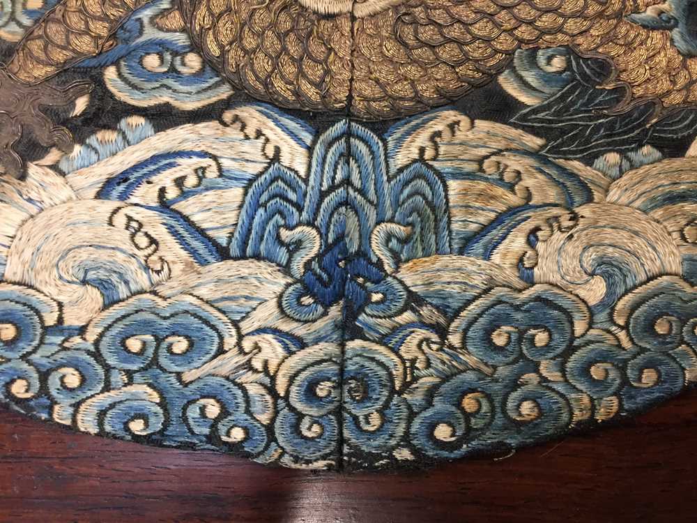 A CHINESE SILK EMBROIDERED MIDNIGHT-BLUE 'DRAGON' ROUNDEL, BUZI 清咸豐 絲繡龍紋補子 - Image 8 of 16