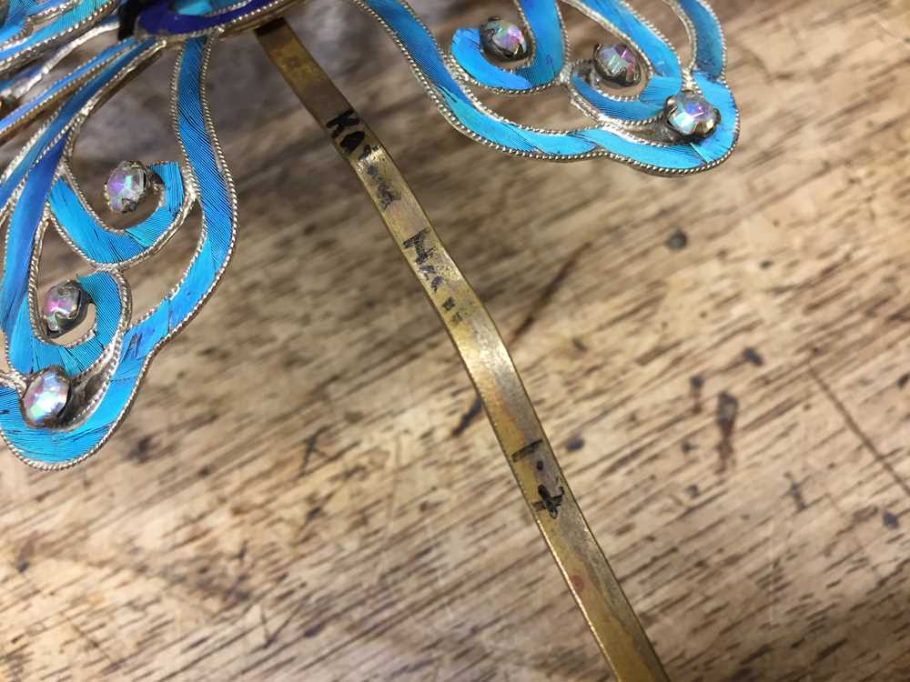 λ A CHINESE GILT-METAL AND KINGFISHER-FEATHER 'BUTTERFLY' HAIRPIN, DIANCUI 點翠蝶形髮簪 - Image 15 of 15