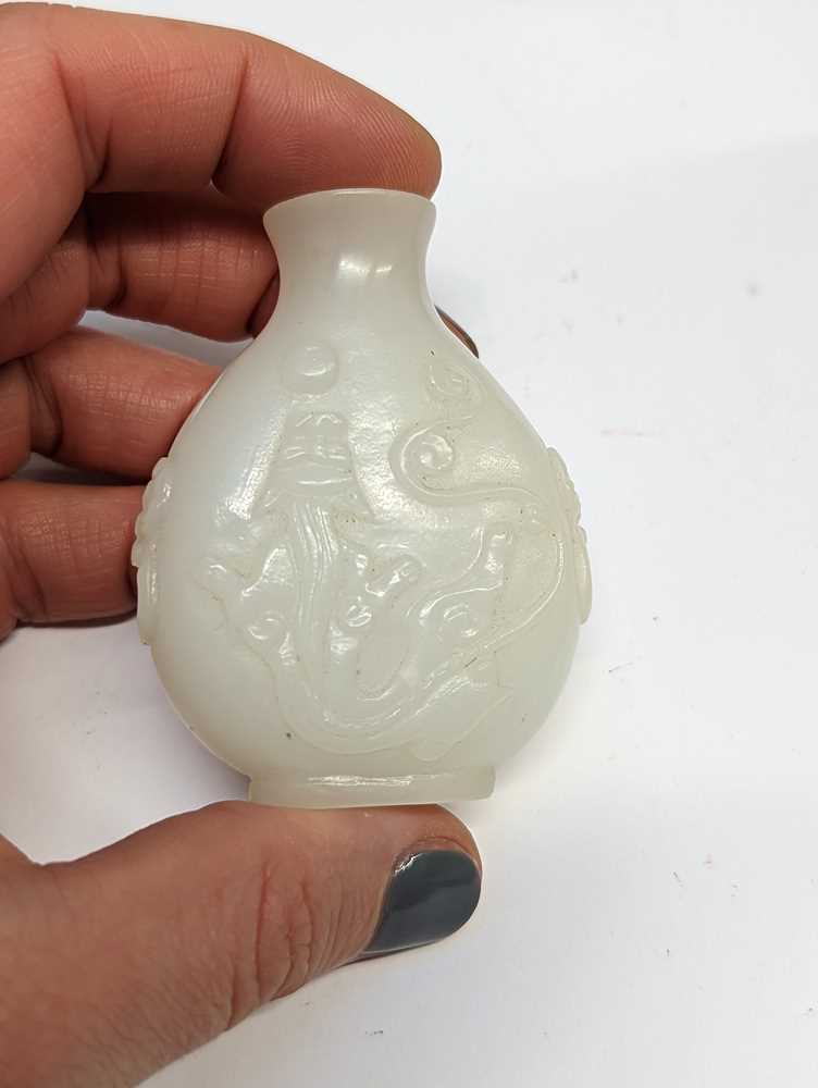 λ A CHINESE PEKING GLASS 'CHILONG' SNUFF BOTTLE 二十世紀 套料螭龍紋鼻煙壺 - Image 6 of 11