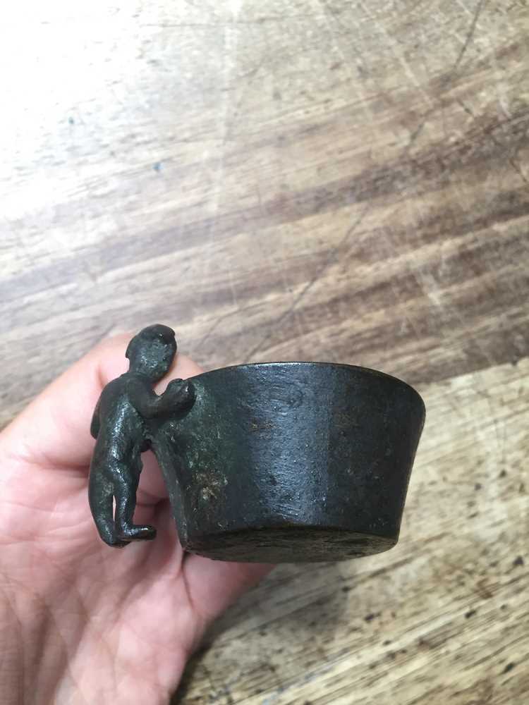 A CHINESE BRONZE 'BOY' CUP 宋 銅童子盃 - Image 4 of 7