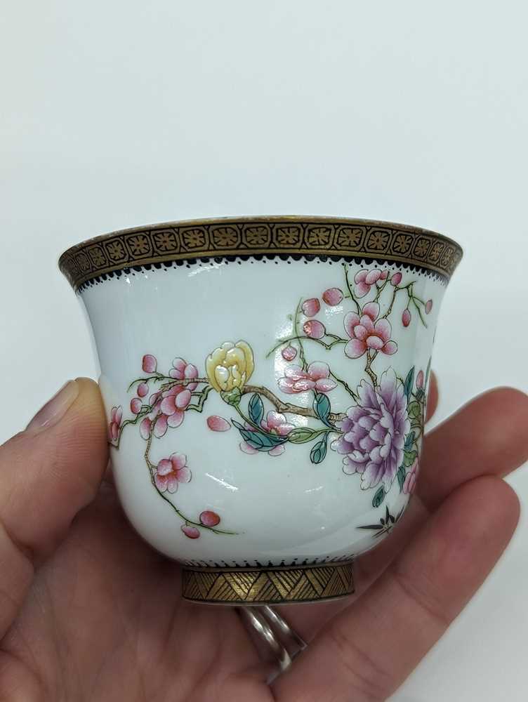 A GROUP OF TWO CHINESE FAMILLE-ROSE CUPS AND TWO SMALL BOWLS 民國時期 約一九二零至一九四零年 粉彩盃兩件及小盌兩件 《江西瓷業公司》款 - Image 12 of 26