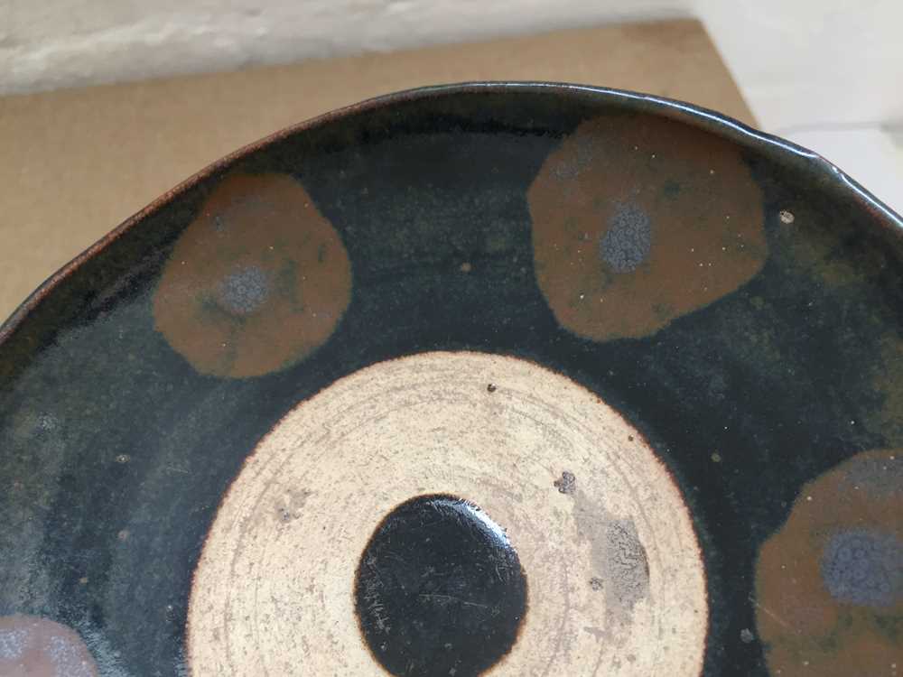 A CHINESE HENAN RUSSET-SPLASHED BLACK-GLAZED DISH 晉或元 黑釉鐵鏽斑盌 - Image 6 of 9