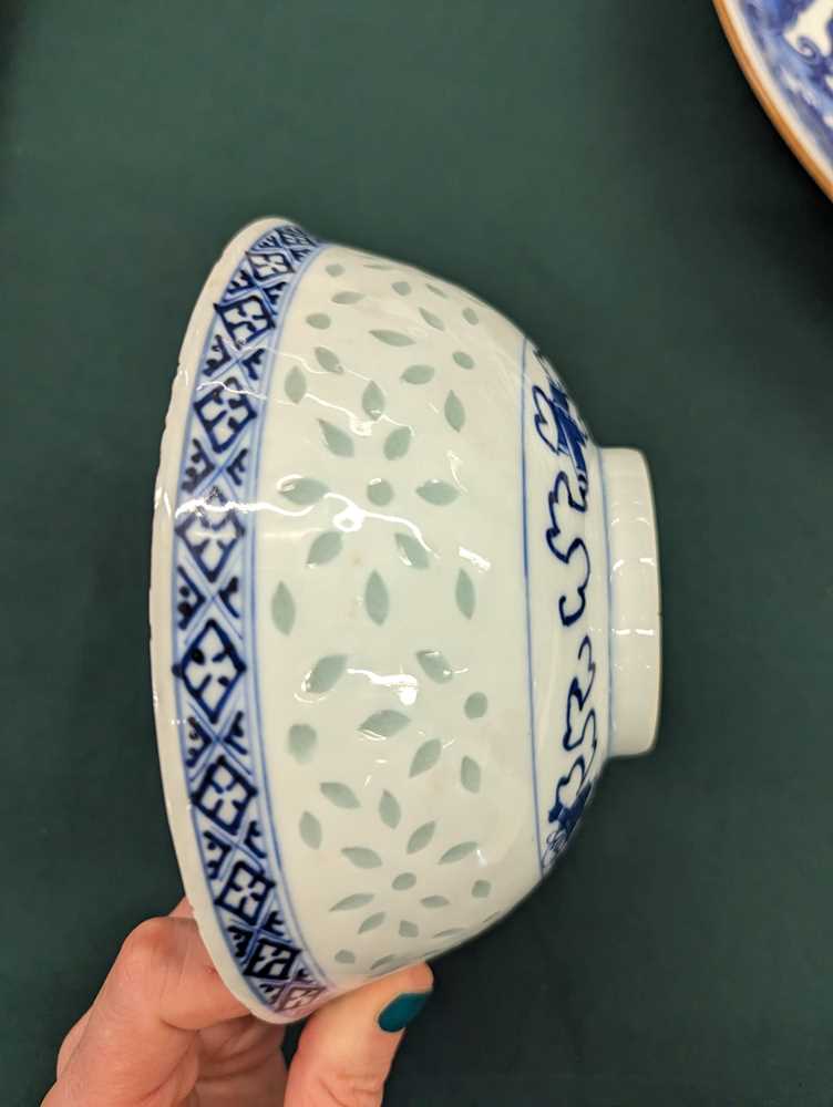 A CHINESE BLUE AND WHITE 'RICE GRAIN' BOWL 清十九世紀晚期 青花玲瓏瓷盌 - Image 5 of 11