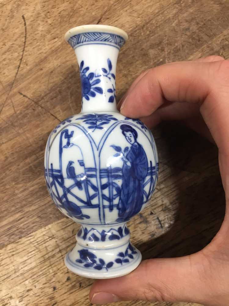 A SMALL CHINESE BLUE AND WHITE VASE 清康熙 青花仕女圖紋小瓶 - Image 5 of 7