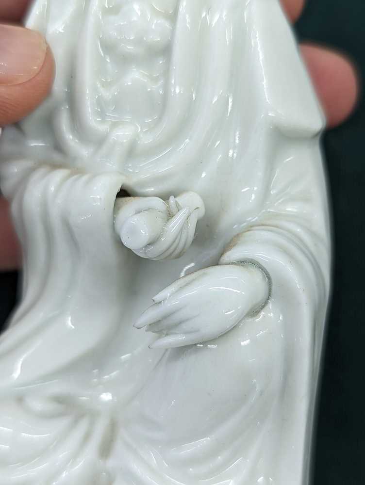 A CHINESE DEHUA 'GUANYIN' FIGURE 清十七或十八世紀 德化觀音坐像 - Image 10 of 11