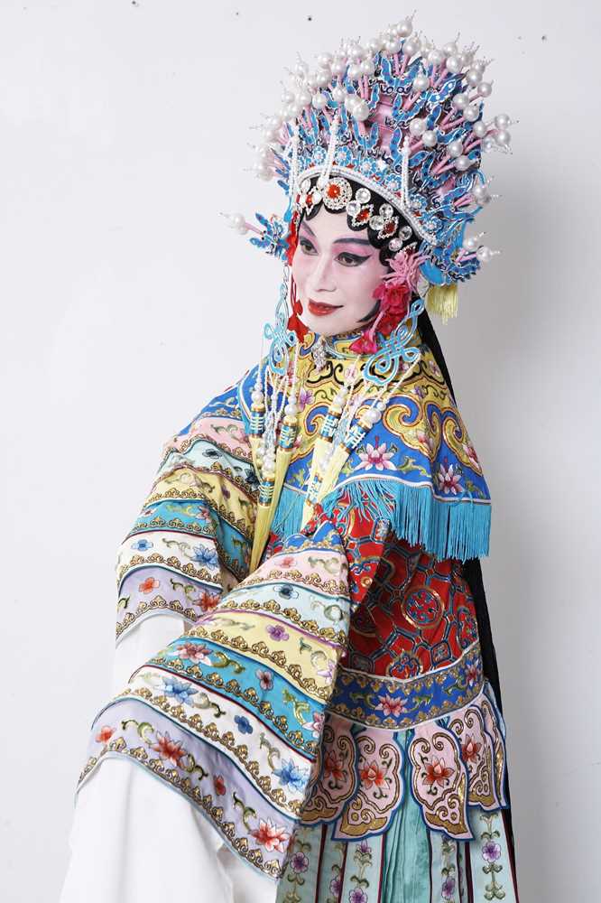 A CHINESE SILK EMBROIDERED 'DRUNKEN CONCUBINE' COSTUME 《貴妃醉酒》京劇戲服 - Image 7 of 8