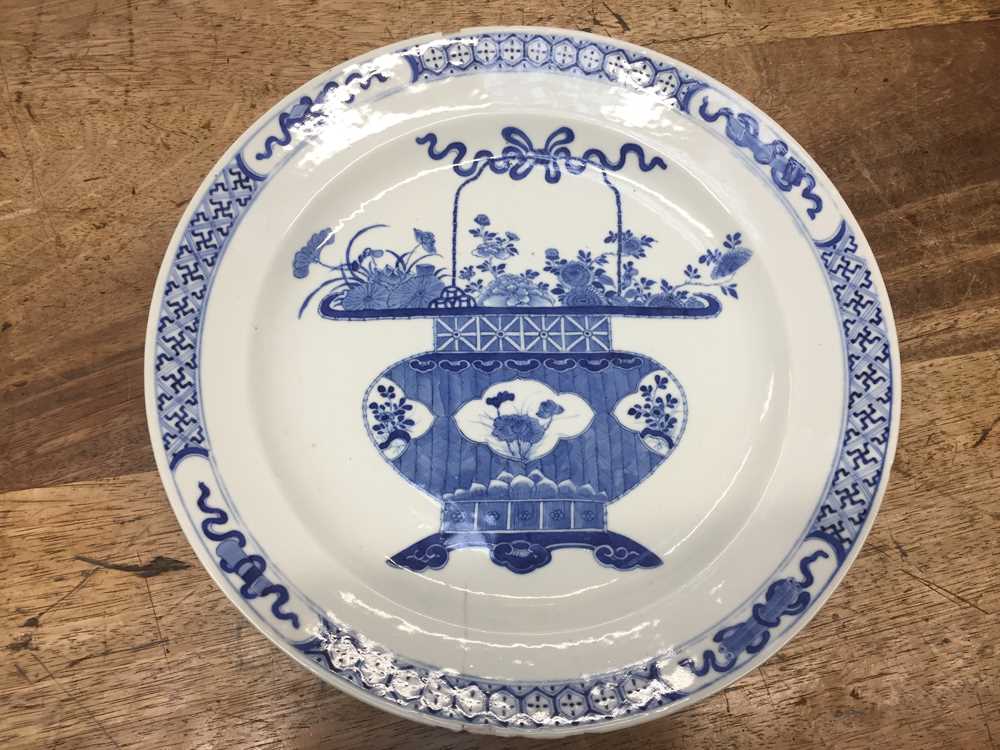 A CHINESE BLUE AND WHITE 'FLOWER BASKET' DISH 清康熙 青花花籃紋盤 《大清康熙年製》款 - Image 2 of 13