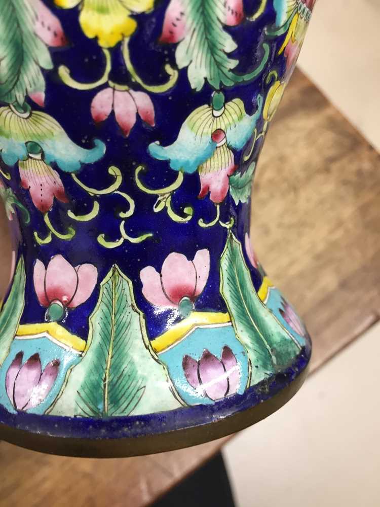 A CHINESE CANTON-ENAMEL 'LOTUS' VASE 二十世紀早期 廣東銅胎畫琺瑯纏枝蓮紋瓶 - Image 5 of 9