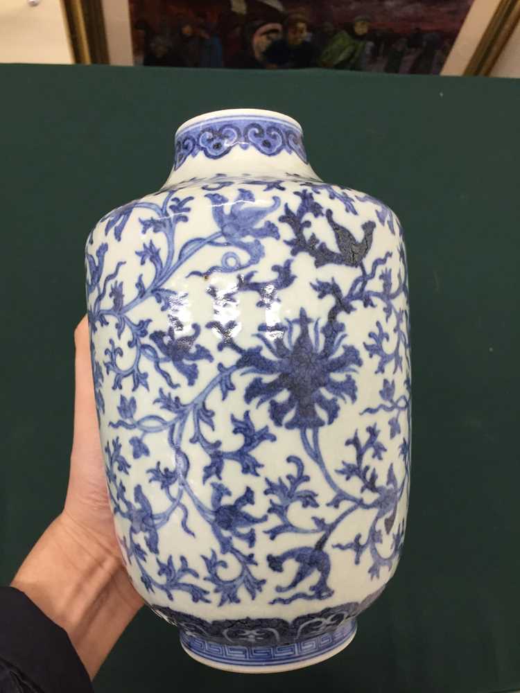 A CHINESE BLUE AND WHITE 'LOTUS SCROLL' VASE 青花纏枝蓮紋瓶 - Image 2 of 8