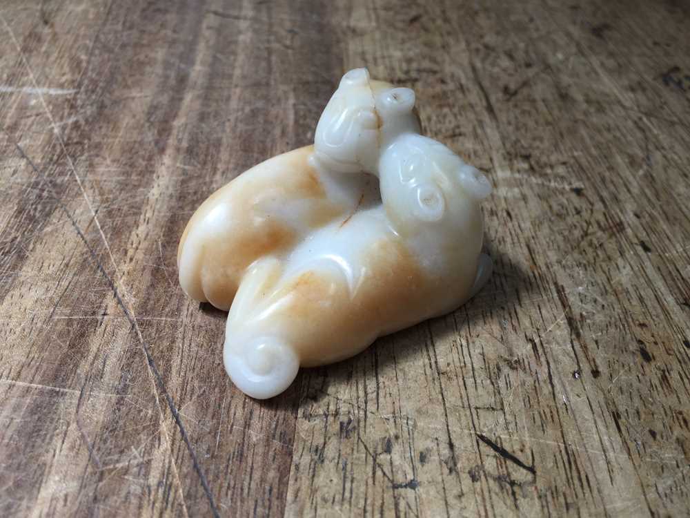 A CHINESE CREAM JADE 'CATS' CARVING 清 白玉雕貓 - Image 10 of 10