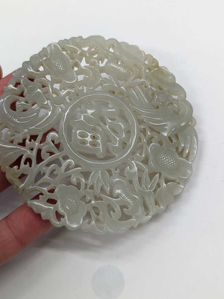 A CHINESE PALE-CELADON JADE RETICULATED 'FU' PLAQUE 青白玉雕「福」牌飾 - Image 3 of 9