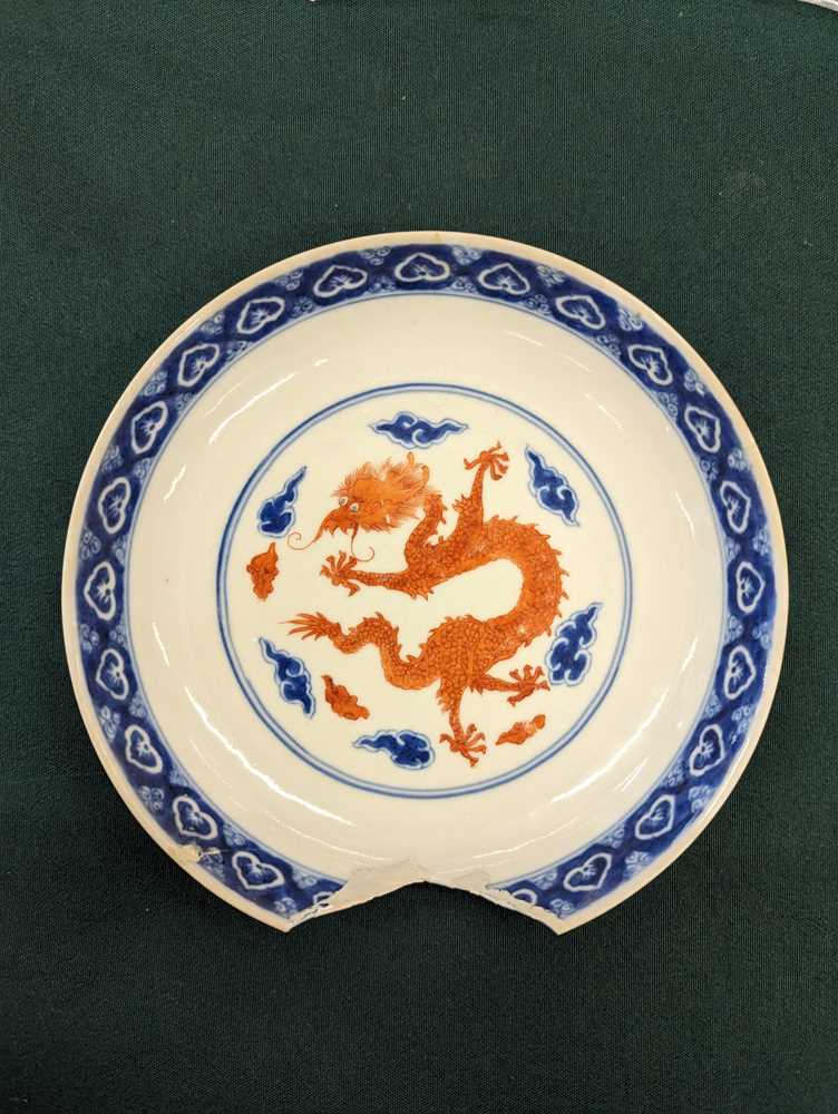 A CHINESE BLUE AND WHITE AND IRON-RED 'DRAGON' DISH 清十九世紀 青花礬紅雲龍紋盤 《彩華堂製》款 - Image 3 of 10