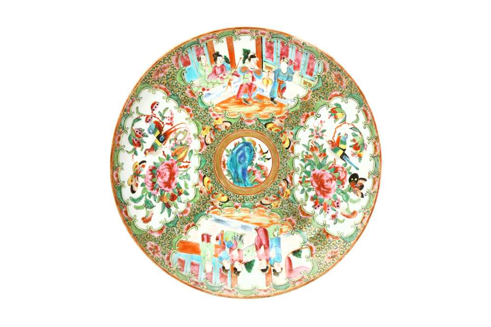 TWO CHINESE CANTON FAMILLE-ROSE DISHES 晚清 廣彩人物圖盤兩件 - Image 2 of 19