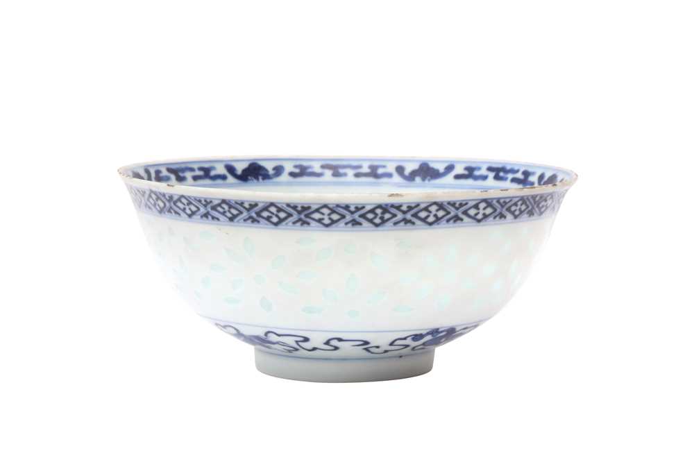 A CHINESE BLUE AND WHITE 'RICE GRAIN' BOWL 清十九世紀晚期 青花玲瓏瓷盌