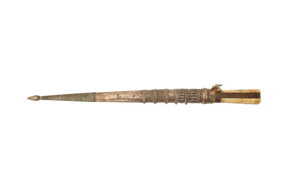 λ A TIBETAN BONE-HANDLED DAGGER AND SCABBARD 十九世紀 骨柄匕首