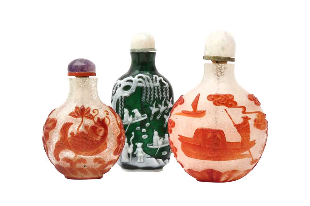 THREE CHINESE PEKING GLASS SNUFF BOTTLES 十九或二十世紀 套料鼻煙壺一組三件
