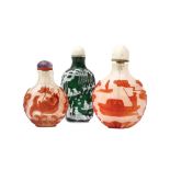 THREE CHINESE PEKING GLASS SNUFF BOTTLES 十九或二十世紀 套料鼻煙壺一組三件