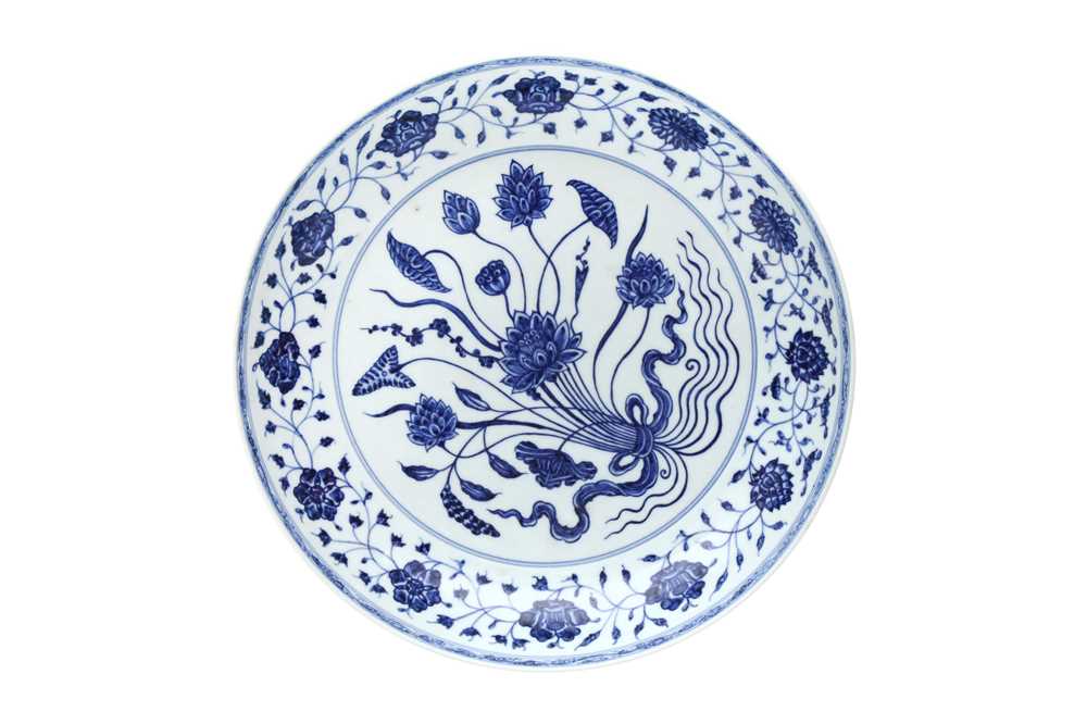 A CHINESE BLUE AND WHITE MING-STYLE 'LOTUS BOUQUET' CHARGER 青花一把蓮紋大盤