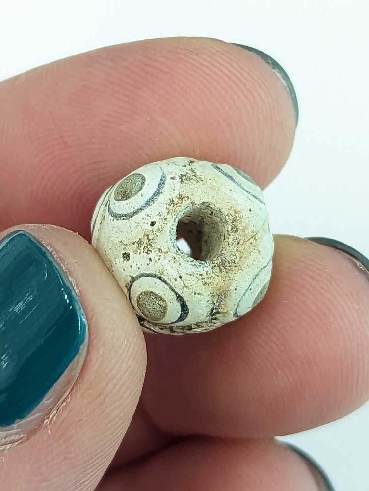 A GROUP OF SEVEN CHINESE GLASS 'EYE' BEADS 東周至漢 蜻蜓眼琉璃珠 - Image 7 of 36