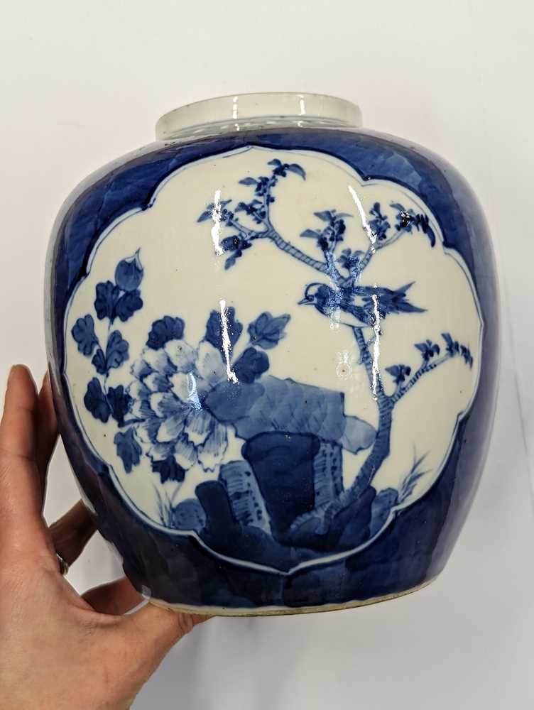 A CHINESE BLUE AND WHITE JAR AND COVER 清十九世紀 庭園人物圖蓋瓶 - Image 3 of 12