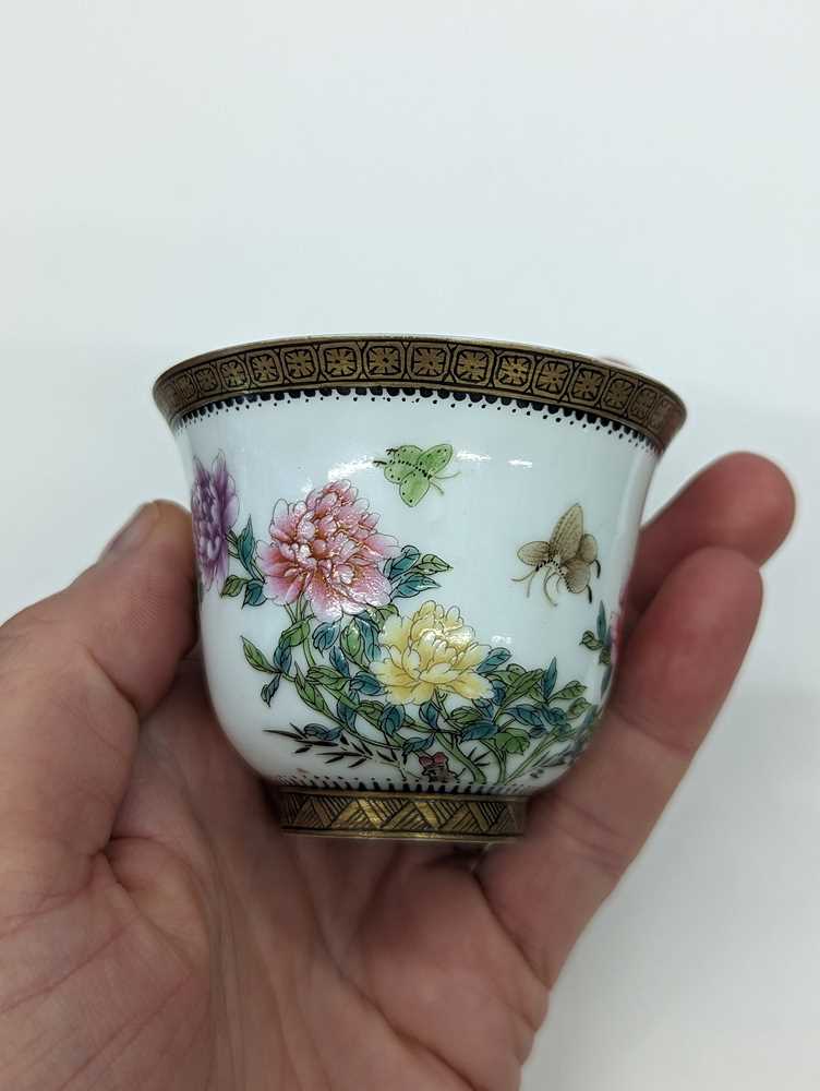 A GROUP OF TWO CHINESE FAMILLE-ROSE CUPS AND TWO SMALL BOWLS 民國時期 約一九二零至一九四零年 粉彩盃兩件及小盌兩件 《江西瓷業公司》款 - Image 7 of 26