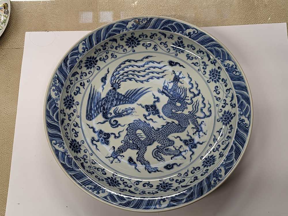A CHINESE BLUE AND WHITE 'DRAGON AND PHOENIX' CHARGER 青花龍鳳呈祥大盤 - Image 2 of 9