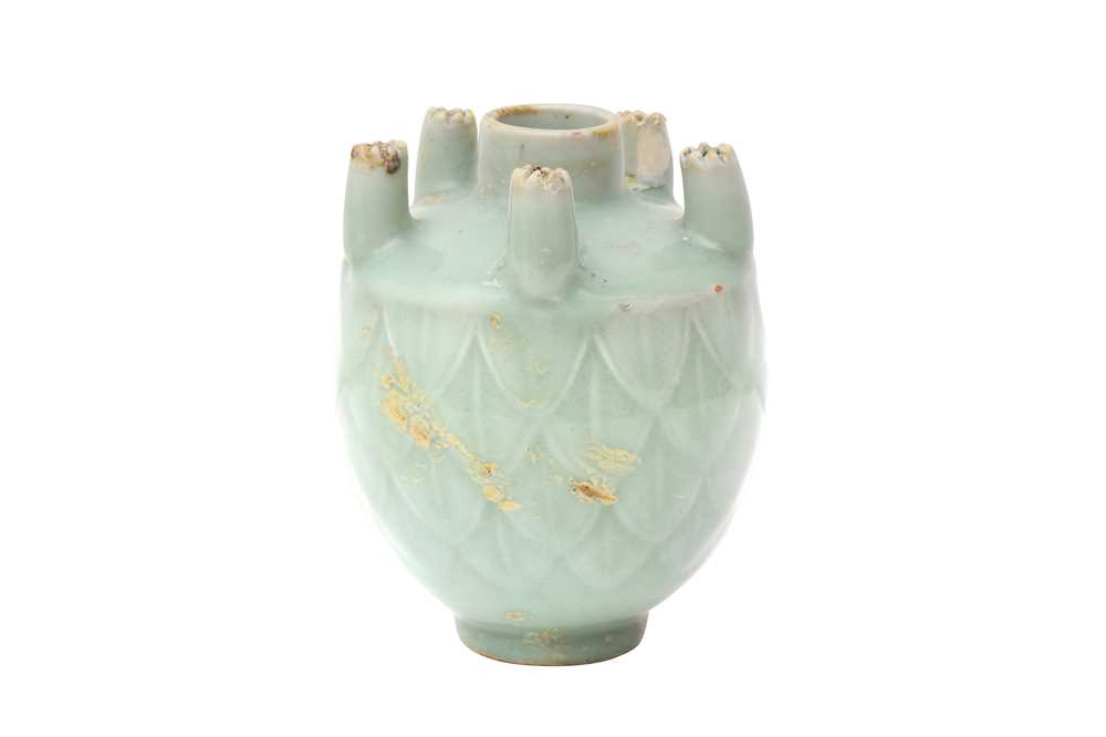 A CHINESE CELADON-GLAZED FLOWER VASE 晚清 青釉花瓶