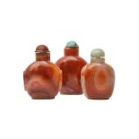 A GROUP OF THREE CHINESE AGATE SNUFF BOTTLES 二十世紀 瑪瑙鼻煙壺一組三件