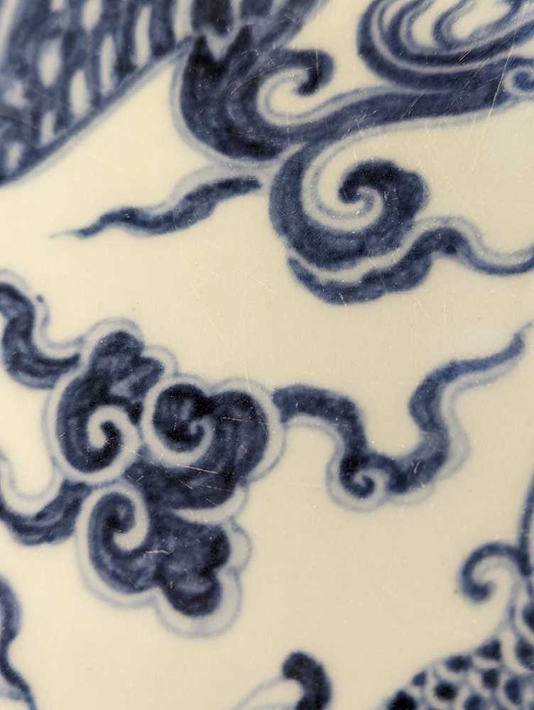 A CHINESE BLUE AND WHITE 'DRAGON AND PHOENIX' CHARGER 青花龍鳳呈祥大盤 - Image 6 of 9