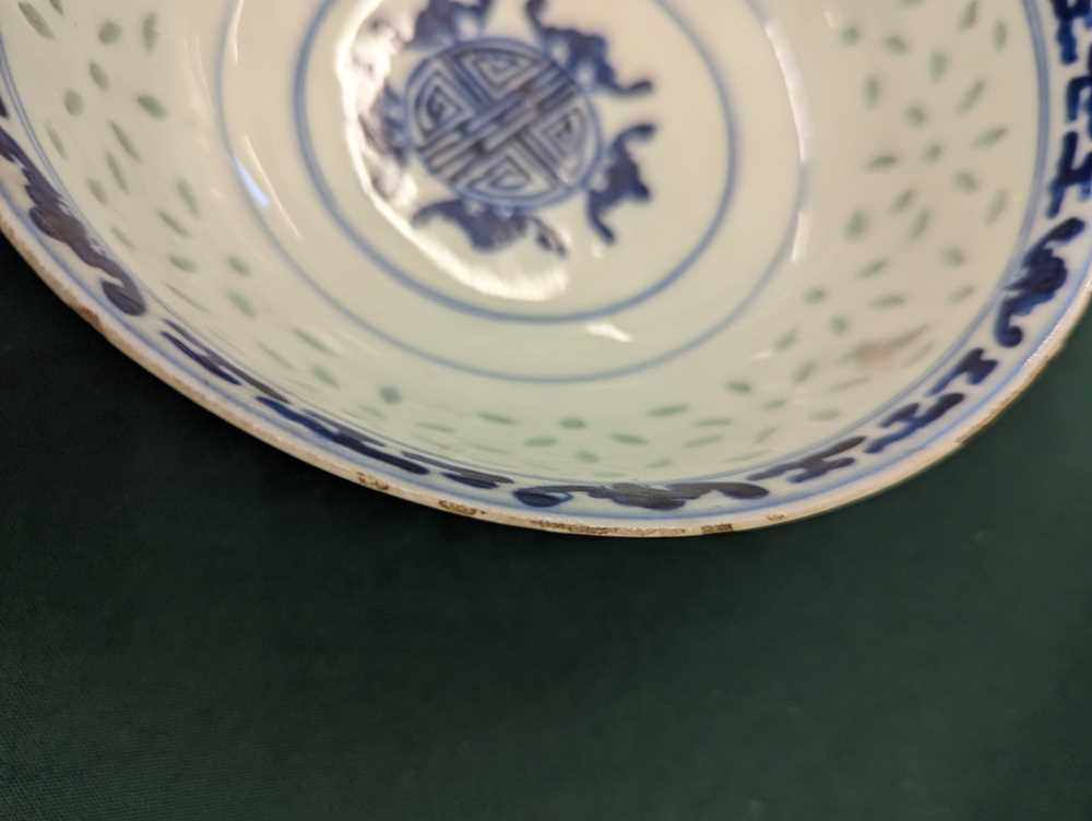 A CHINESE BLUE AND WHITE 'RICE GRAIN' BOWL 清十九世紀晚期 青花玲瓏瓷盌 - Image 7 of 11