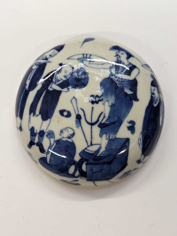 A CHINESE BLUE AND WHITE JAR AND COVER 清十九世紀 庭園人物圖蓋瓶 - Image 11 of 12