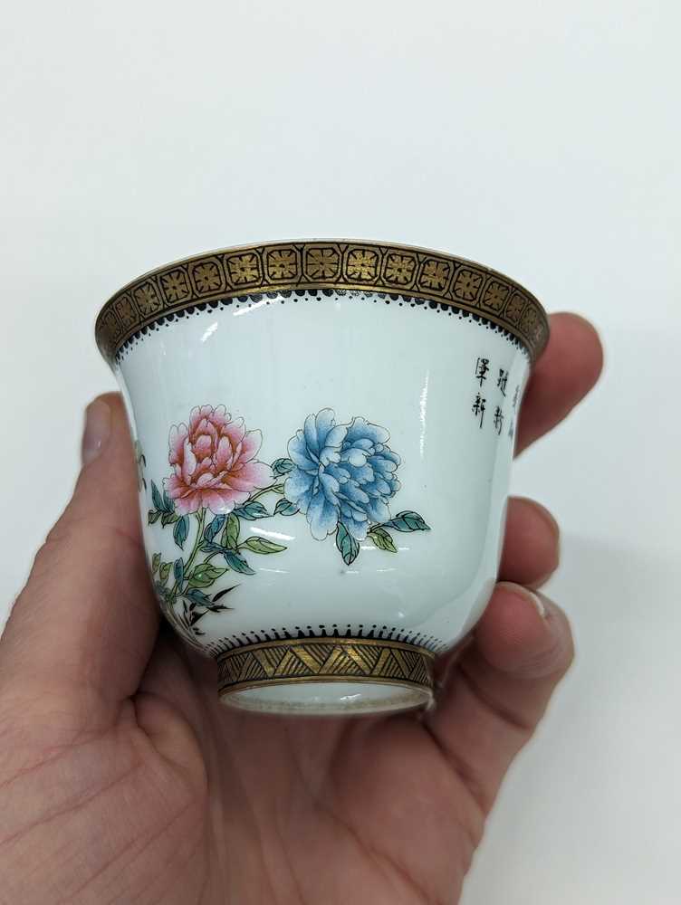 A GROUP OF TWO CHINESE FAMILLE-ROSE CUPS AND TWO SMALL BOWLS 民國時期 約一九二零至一九四零年 粉彩盃兩件及小盌兩件 《江西瓷業公司》款 - Image 8 of 26