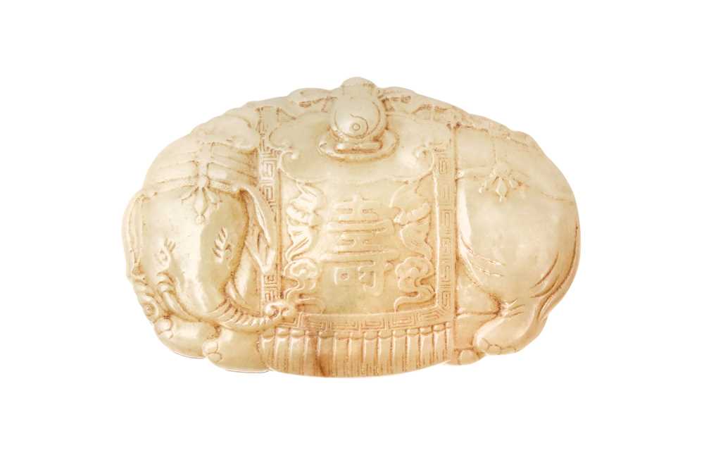 A CHINESE CELADON JADE 'ELEPHANT' BOX AND COVER 青玉雕象紋蓋盒 - Image 2 of 10