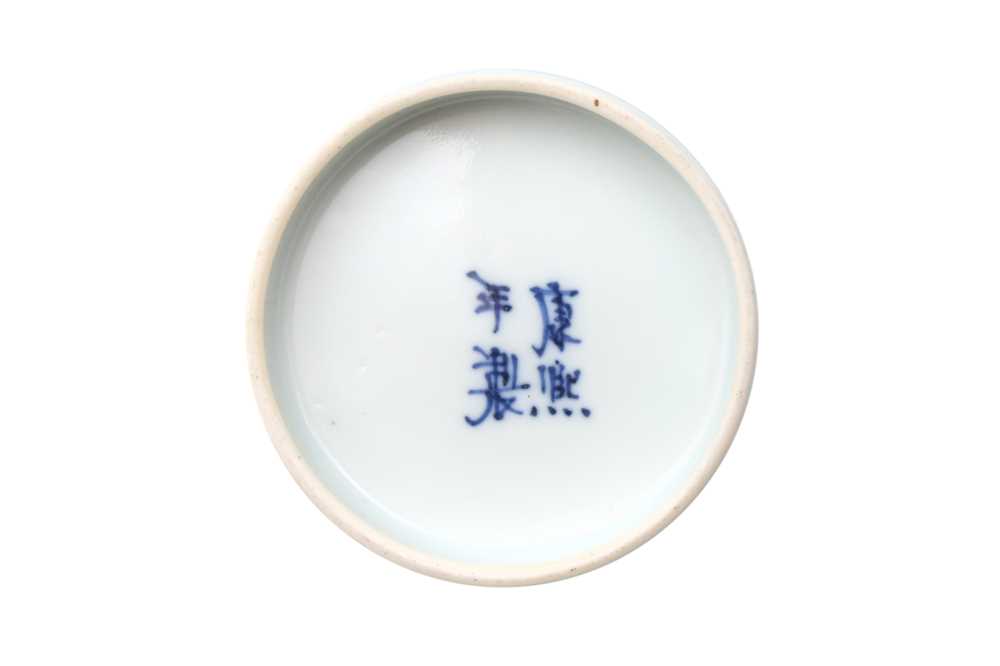 A CHINESE BLUE AND WHITE 'RICE GRAIN' BOWL 清十九世紀晚期 青花玲瓏瓷盌 - Image 2 of 11