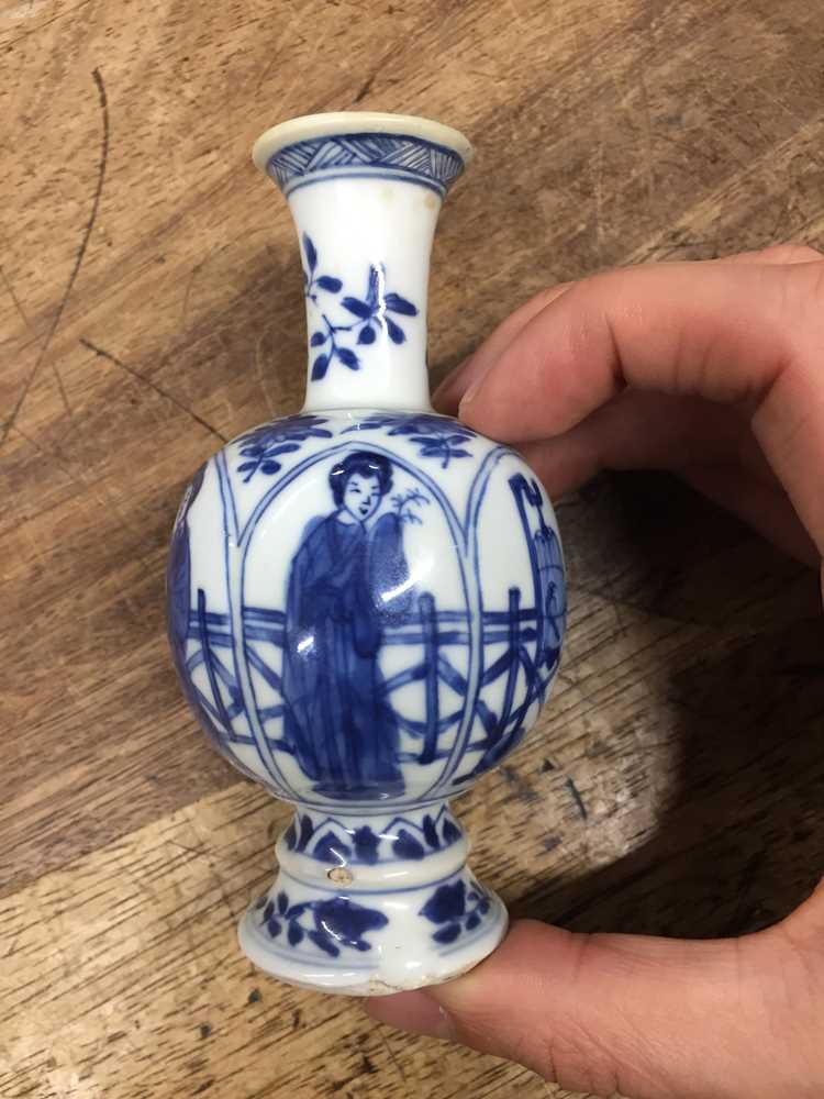 A SMALL CHINESE BLUE AND WHITE VASE 清康熙 青花仕女圖紋小瓶 - Image 7 of 7